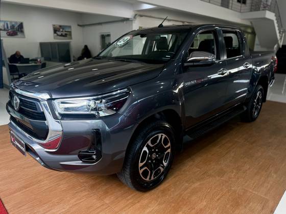 TOYOTA HILUX 2.8 D-4D TURBO DIESEL CD SRX 4X4 AUTOMÁTICO TOYOTA HILUX 2.8 D-4D TURBO DIESEL CD SRX 4X4 AUTOMÁTICO